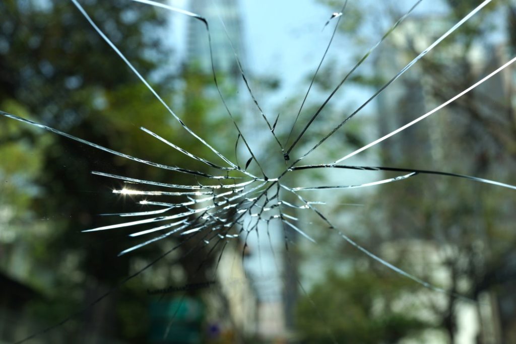 broken-window-shield-glass-of-a-car-in-an-accident_t20_1b90WW - Fabre de Nombel Assurances