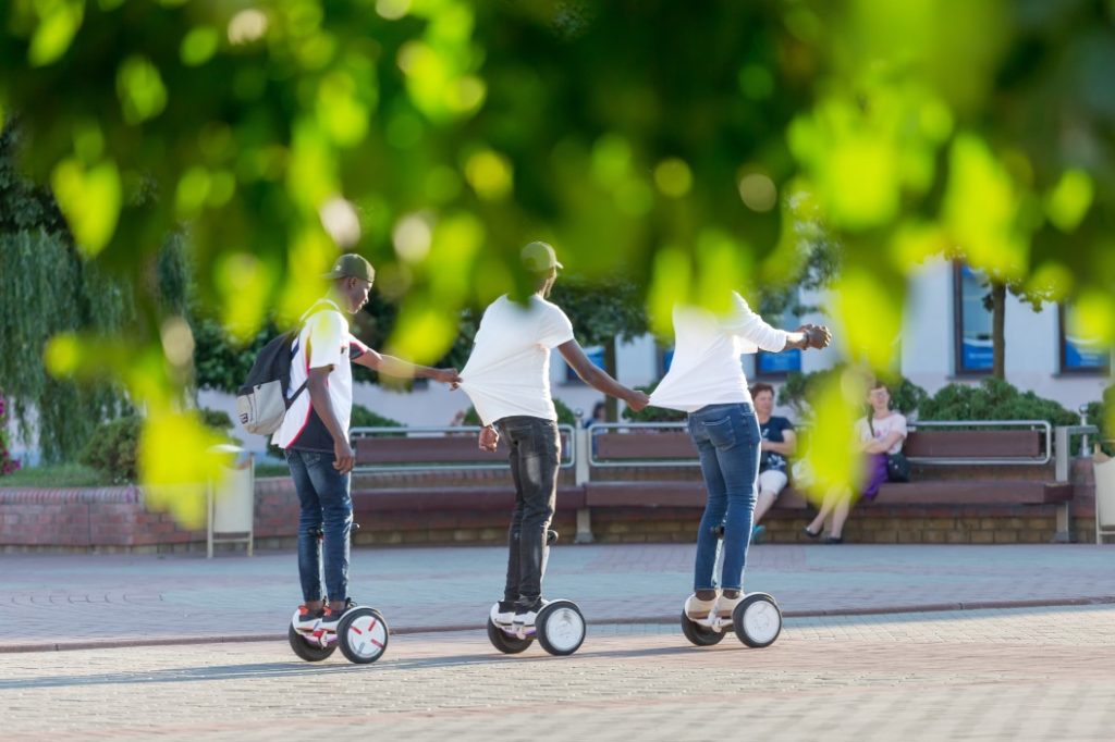 friends-riding-gyro-scooters-in-the-park-fun-times-together-people-in-the-city-city-pad-rider-green_t20_koEvkr - Fabre de Nombel Assurances